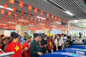 Rất đông người dân đến trải nghiệm đi tàu điện trong dịp nghỉ lễ.