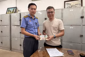 Ông Phạm Văn Đăng, người đại diện được ủy quyền của khách đi tàu Nguyễn Thị Thủy tiếp nhận lại tài sản từ ngành đường sắt.