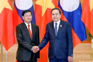 Chủ tịch Quốc hội Trần Thanh Mẫn và Tổng Bí thư, Chủ tịch nước Lào Thongloun Sisoulith.