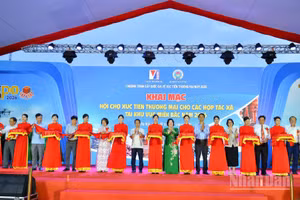 Nghi thức cắt băng khai mạc Hội chợ Xúc tiến thương mại cho các hợp tác xã khu vực miền bắc năm 2026.