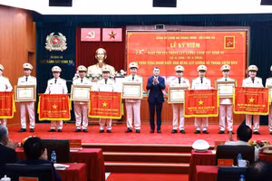 Đồng chí Lê Minh Hưng, Ủy viên Bộ Chính trị, Thủ tướng Chính phủ thay mặt lãnh đạo Đảng, Nhà nước trao tặng danh hiệu Anh hùng Lực lượng vũ trang nhân dân cho các tập thể, cá nhân. 