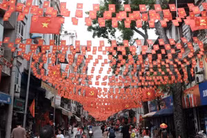 Cờ đỏ sao vàng trên 1 phố cổ Hà Nội. (Ảnh: Trịnh Xuân Giang)