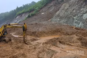 Ảnh minh họa: Ngành đường bộ khắc phục hậu quả bão số 10 năm 2025 gây sạt trượt lớn tại khu vực miền trung.
