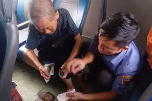 Phát hiện cụ Nguyễn Thị Toàn có biểu hiện đãng trí do tuổi cao, tổ tàu E11 đã kịp thời tiếp cận, thăm hỏi, hỗ trợ và tìm các biện pháp giúp cụ Toàn tìm được thân nhân.