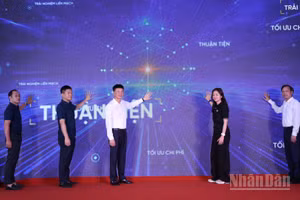 Các đại biểu thực hiện nghi thức khai trương.