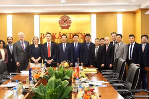 Bộ trưởng Xây dựng Trần Hồng Minh cùng lãnh đạo Bộ Xây dựng chụp ảnh với Phái đoàn Liên minh châu Âu (EU) tại Việt Nam. (Ảnh: Cổng thông tin Bộ Xây dựng)