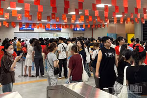 Người dân Thủ đô và khách du lịch chọn tàu điện metro là phương tiện di chuyển trong các dịp nghỉ lễ.