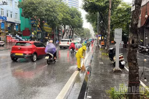 Dù mưa lớn từ sáng 22/8 nhưng đường phố Hà Nội không hề bị ngập nước.