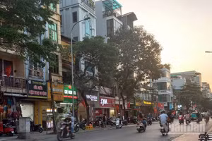 Từ ngày 21/8, xe taxi bị cấm hoạt động trên phố Khâm Thiên vào khung giờ cao điểm.