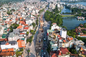 Công trường xây dựng cầu Tứ Liên và đường dẫn tại khu vực đường Nghi Tàm. (Ảnh: Hữu Chánh)