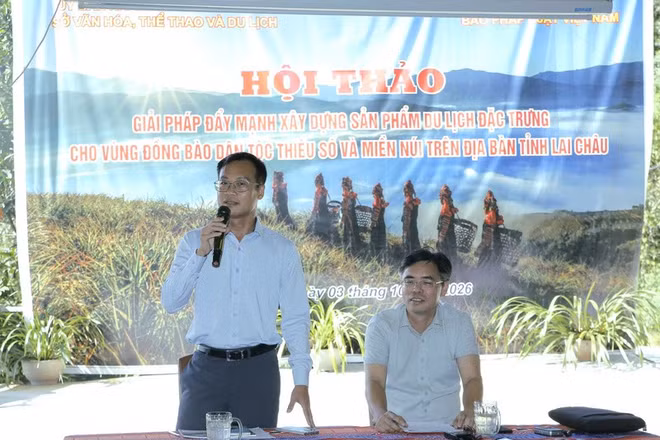 Đại diện lãnh đạo báo Pháp Luật Việt Nam và Sở Văn hóa, Thể thao và Du lịch Lai Châu chủ trì hội thảo. (Ảnh: BẢO TRUNG)