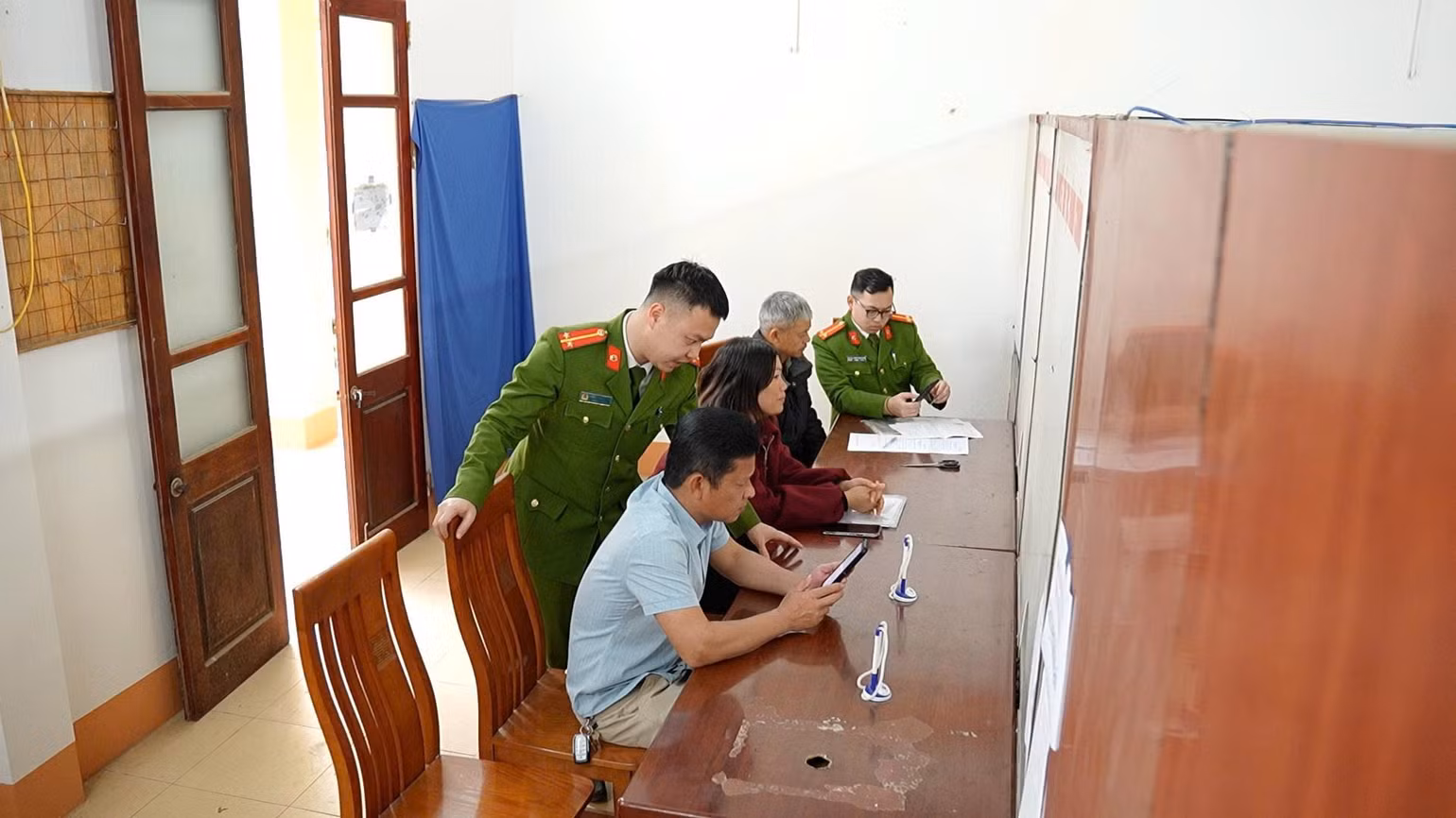 anh-5-cong-an-xa-mau-son-huong-dan-nguoi-dan-cai-dat-kich-hoat-tai-khoan-dinh-danh-dien-tu-thao-tac-nop-ho-so-tra-cuu-ket-qua-tren-moi-truong-mang.jpg
