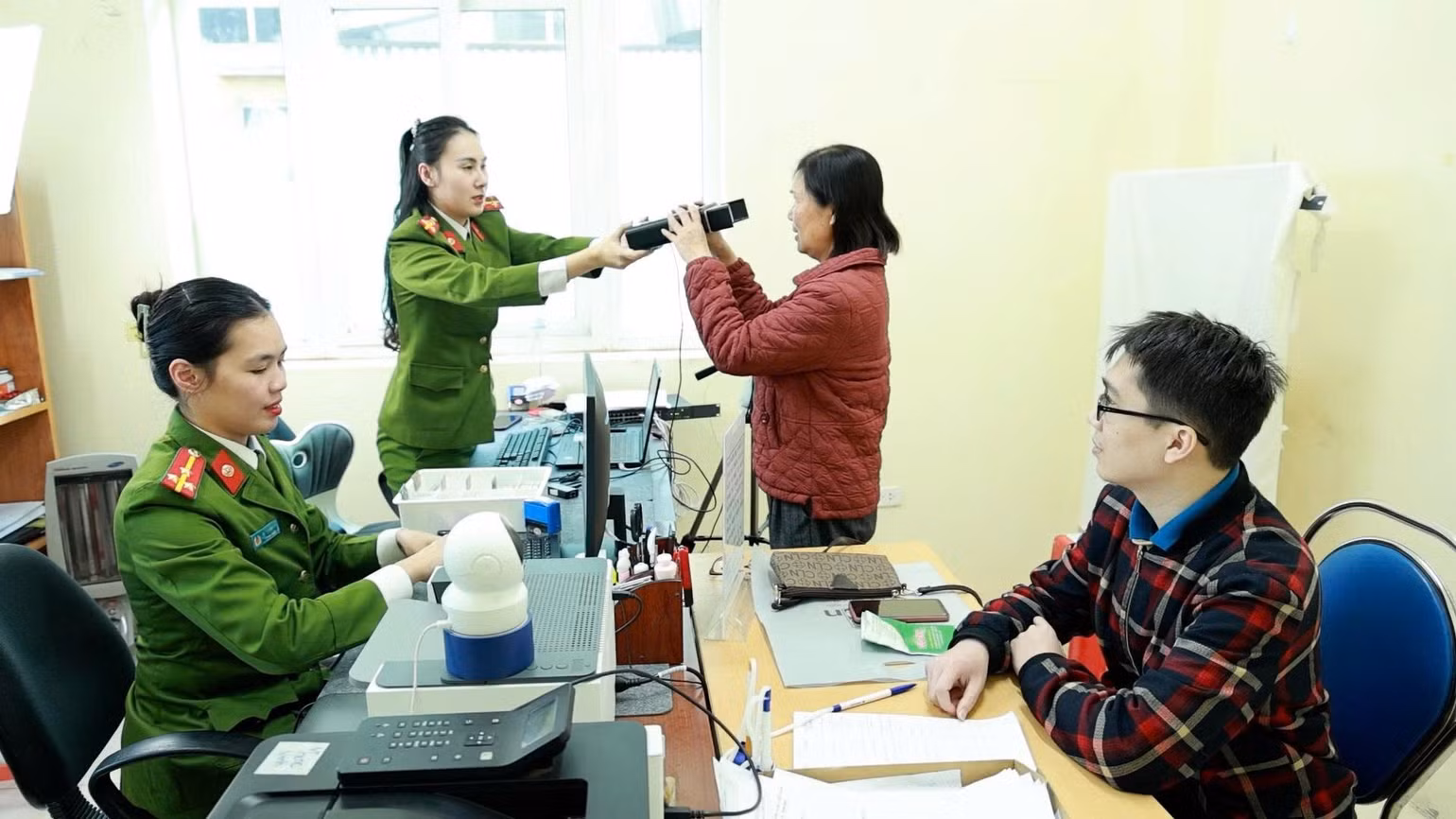 anh-4-cong-an-phuong-dong-kinh-day-manh-cong-tac-cai-cach-thu-tuc-hanh-chinh-cho-nguoi-dan.jpg