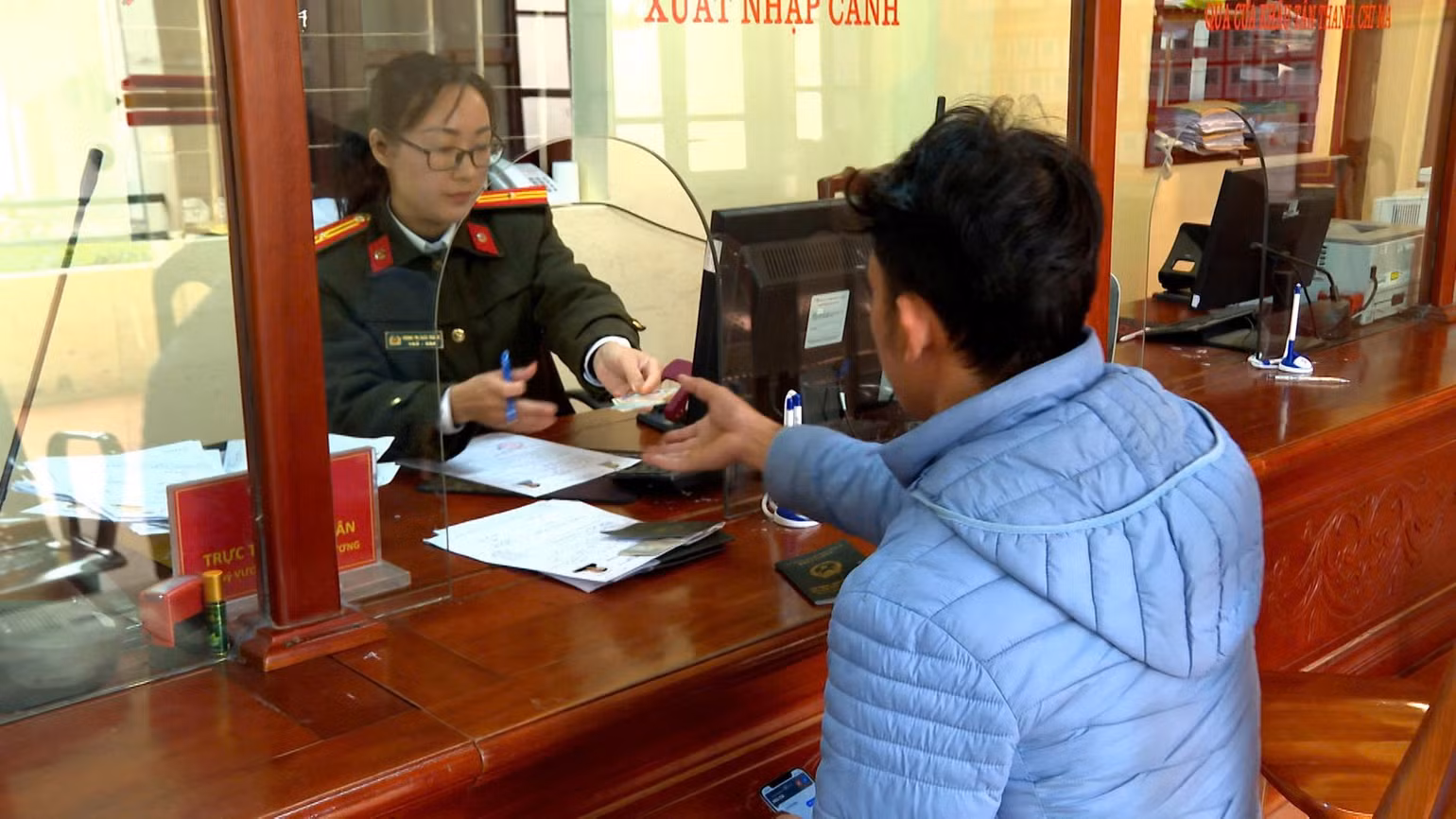 anh-2-phong-quan-ly-xuat-nhap-canh-cong-an-tinh-lang-son-tiep-nhan-giai-quyet-ho-so-cho-nguoi-dan.jpg