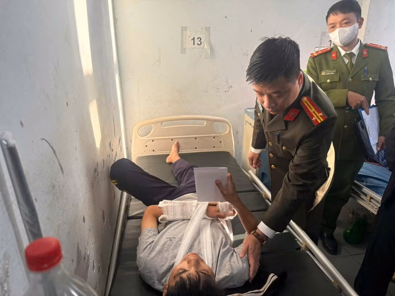 Đồng chí Giám đốc Công an tỉnh Lạng Sơn thăm hỏi nạn nhân của vụ tai nạn.