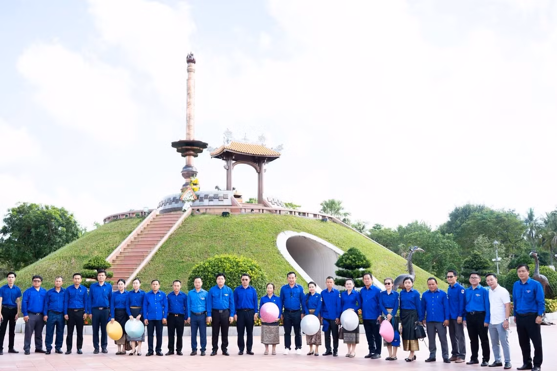 Đoàn đại biểu Trung ương Đoàn Thanh niên Nhân dân Cách mạng Lào thăm Di tích quốc gia đặc biệt Thành Cổ Quảng Trị. (Ảnh: Tỉnh Đoàn Quảng Trị)