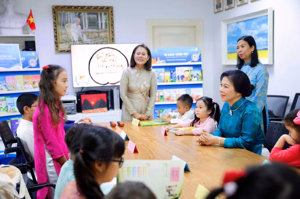 Phu nhân Ngô Phương Ly thăm lớp học Lạc Hồng vào sáng 30/5.