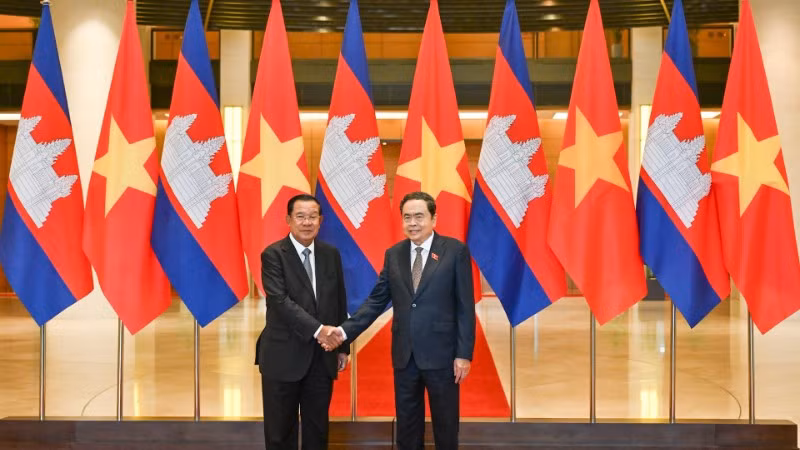 Chủ tịch Quốc hội Trần Thanh Mẫn và Chủ tịch Thượng viện Campuchia Hun Sen. (Ảnh: Duy Linh)
