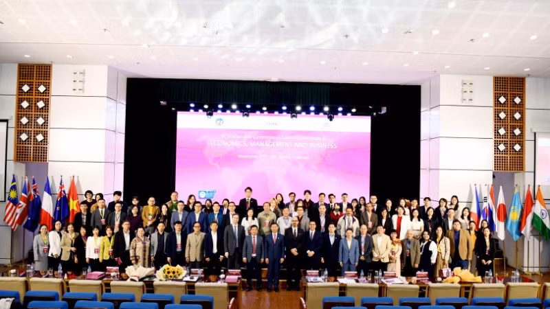 Các khách mời tham dự hội thảo: "Các vấn đề đương đại trong kinh tế, quản lý và kinh doanh” (CIEMB 2025) diễn ra trong ngày 27 và 28/11.