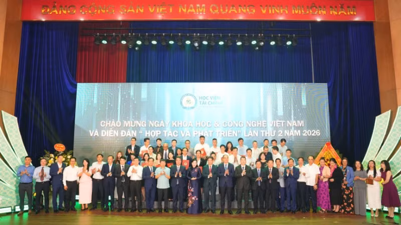 Các đại biểu chụp ảnh lưu niệm tại sự kiện.