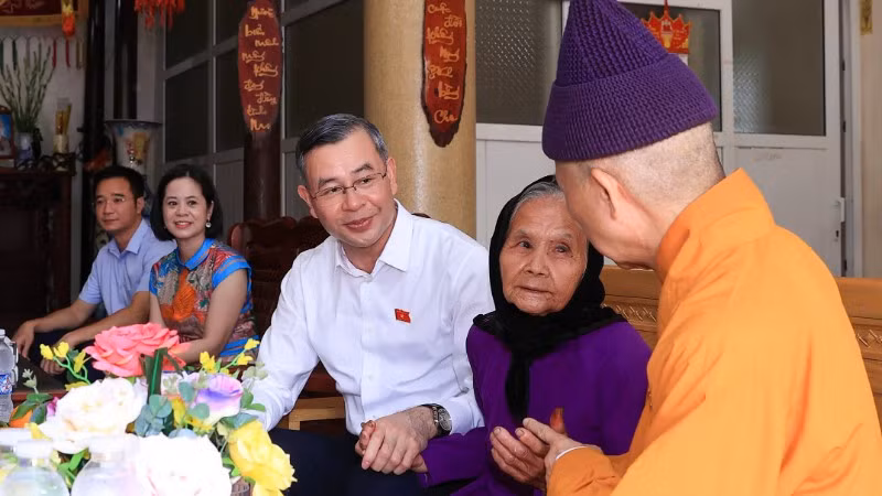 Bộ trưởng Tài chính Ngô Văn Tuấn cùng Đoàn đại biểu Quốc hội tỉnh Quảng Ninh đã đến thăm gia đình người có công với cách mạng tại Quảng Ninh.