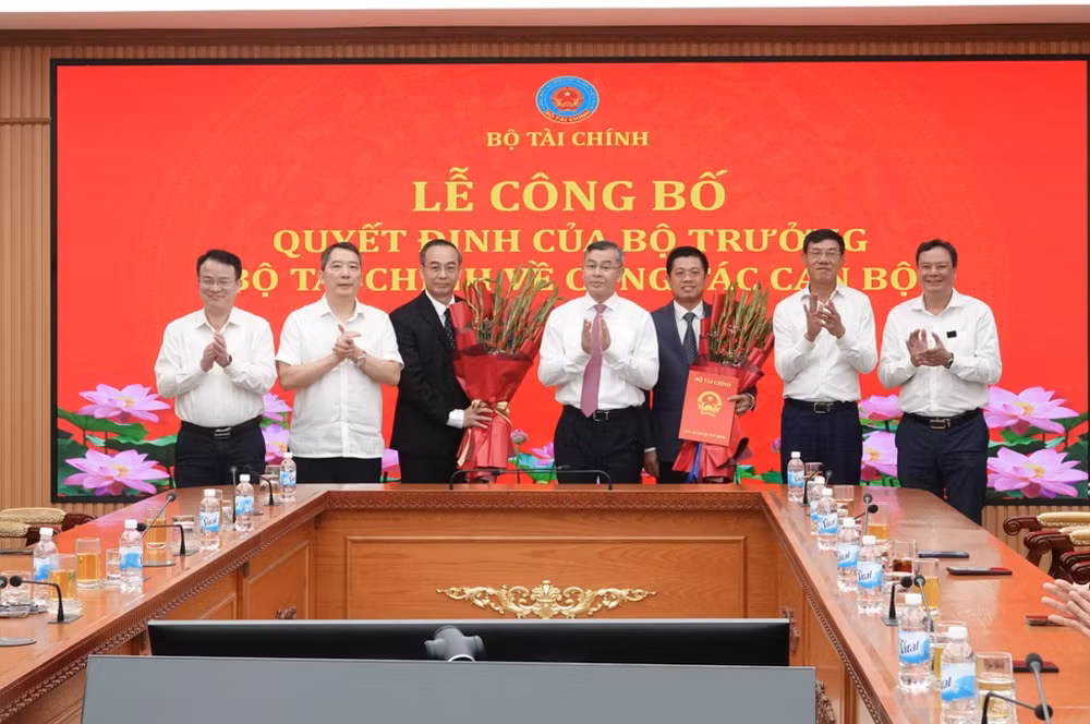 Bộ trưởng Ngô Văn Tuấn trao quyết định, chúc mừng các đồng chí được điều động, bổ nhiệm. (Ảnh: Cổng thông tin điện tử Bộ Tài chính)