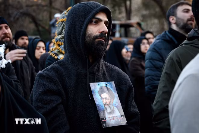 Người dân thương tiếc Lãnh tụ tối cao Ali Khamenei tại Tehran, Iran. (Ảnh:TTXVN)