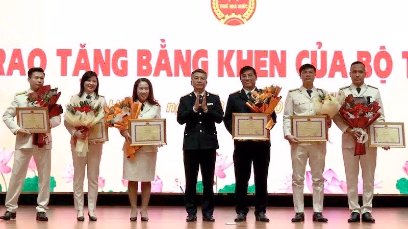 Trao bằng khen cho các cán bộ thuế tại Hội nghị tổng kết năm 2025 và triển khai nhiệm vụ năm 2026.