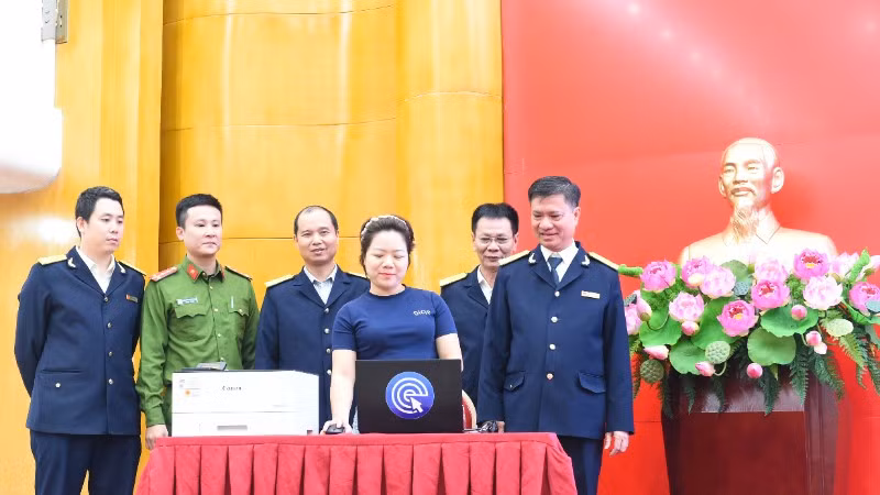 Đại diện cơ quan Thuế thành phố Hà Nội hỗ trợ các hộ kinh doanh tháo gỡ khó khăn và hướng dẫn thực thi các chính sách thuế mới. 