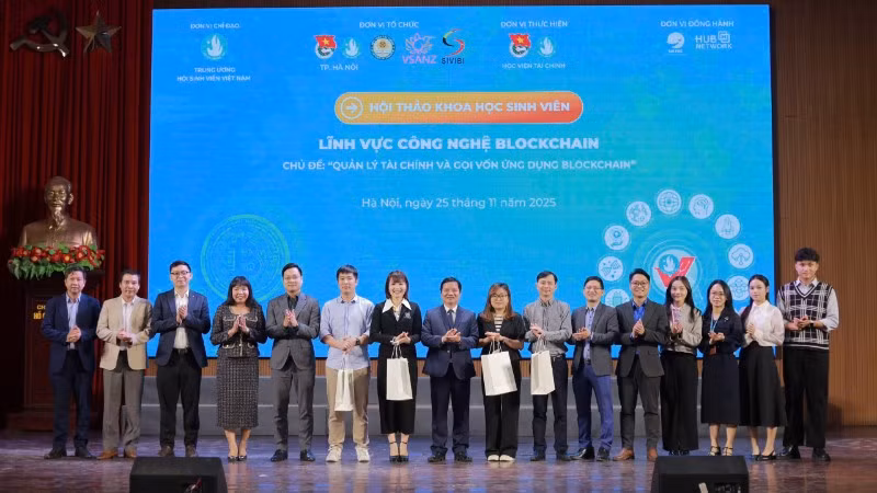 Các chuyên gia và sinh viên tham dự Hội thảo "Quản lý tài chính và gọi vốn ứng dụng Blockchain".