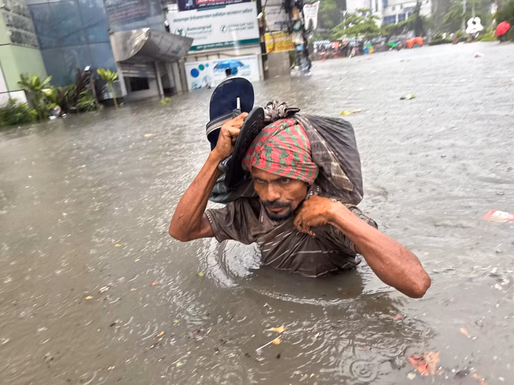 Ngập lụt sau mưa lớn tại Chittagong, Bangladesh. (Ảnh: TTXVN)