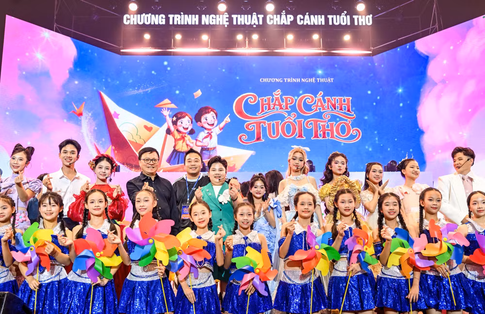 Chương trình nghệ thuật “Chắp cánh tuổi thơ” do Báo Nhân Dân tổ chức ngày 10/10. (Ảnh: THÀNH ĐẠT)