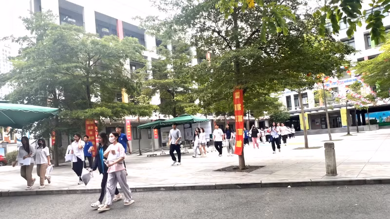 Thí sinh đã hoàn thành bài thi môn Toán chiều 11/6.