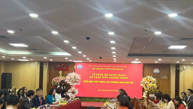 Lễ Công bố quyết định và trao chứng nhận kiểm định chất lượng của 12 chương trình đào tạo của Học viện Báo chí và Tuyên truyền theo quy định của Nhà nước.