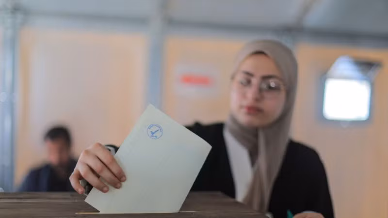 Cử tri bỏ phiếu bầu cử Hội đồng địa phương tại Deir al-Balah, Gaza, ngày 25/4/2026. (Ảnh: Anadolu Agency/TTXVN)