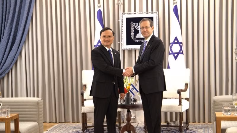 Đại sứ Việt Nam tại Israel Nguyễn Kỳ Sơn tại lễ trình Thư ủy nhiệm lên Tổng thống Israel Isaac Herzog. (Ảnh: TTXVN)