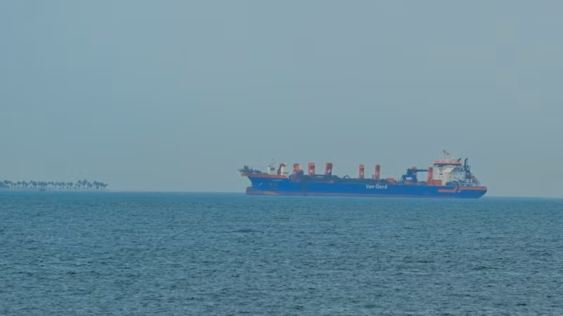 Tàu thương mại neo ngoài khơi Các Tiểu vương quốc Arab thống nhất (UAE) trên eo biển Hormuz, ngày 2/3/2026. (Ảnh: Anadolu Agency/TTXVN)