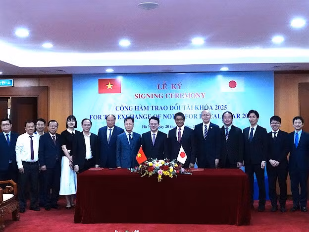 Đại diện phía Việt Nam và Nhật Bản tham gia lễ ký công hàm hỗ trợ vốn vay ODA. 