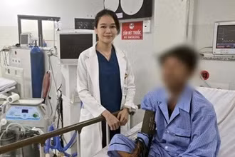 Bác sĩ Hoàng Thị Thu Trang bên bệnh nhân nam, 31 tuổi sau khi đã phục hồi sức khỏe 