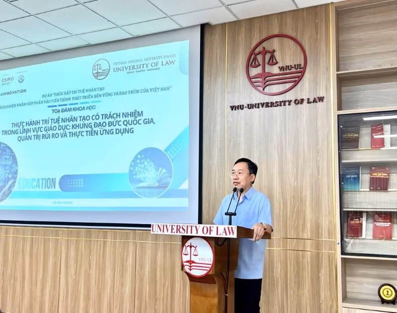 Phó Giáo sư, Tiến sĩ Trịnh Tiến Việt, Phó Hiệu trưởng Trường đại học Luật, Đại học Quốc gia Hà Nội phát biểu tại tọa đàm. (Ảnh: QUỲNH TRANG)