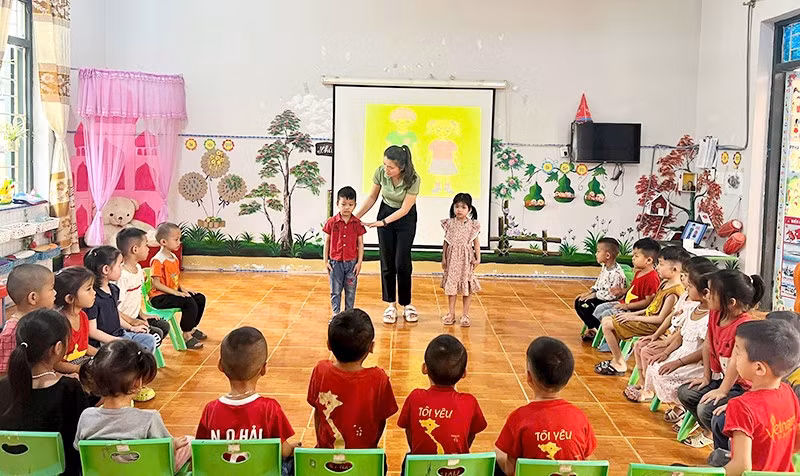 co-giao-tran-thi-anh-tranh-thu-hoc-nang-chuan-dai-hoc-qua-mang-trong-thoi-diem-dich-covid-19.jpg