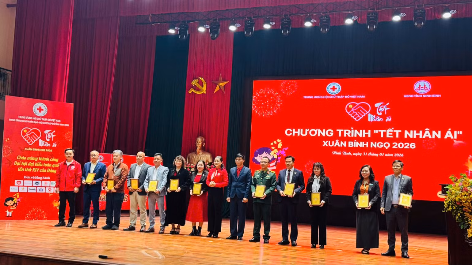 2-chi-hoa-trao-bieu-trung-9518.jpg