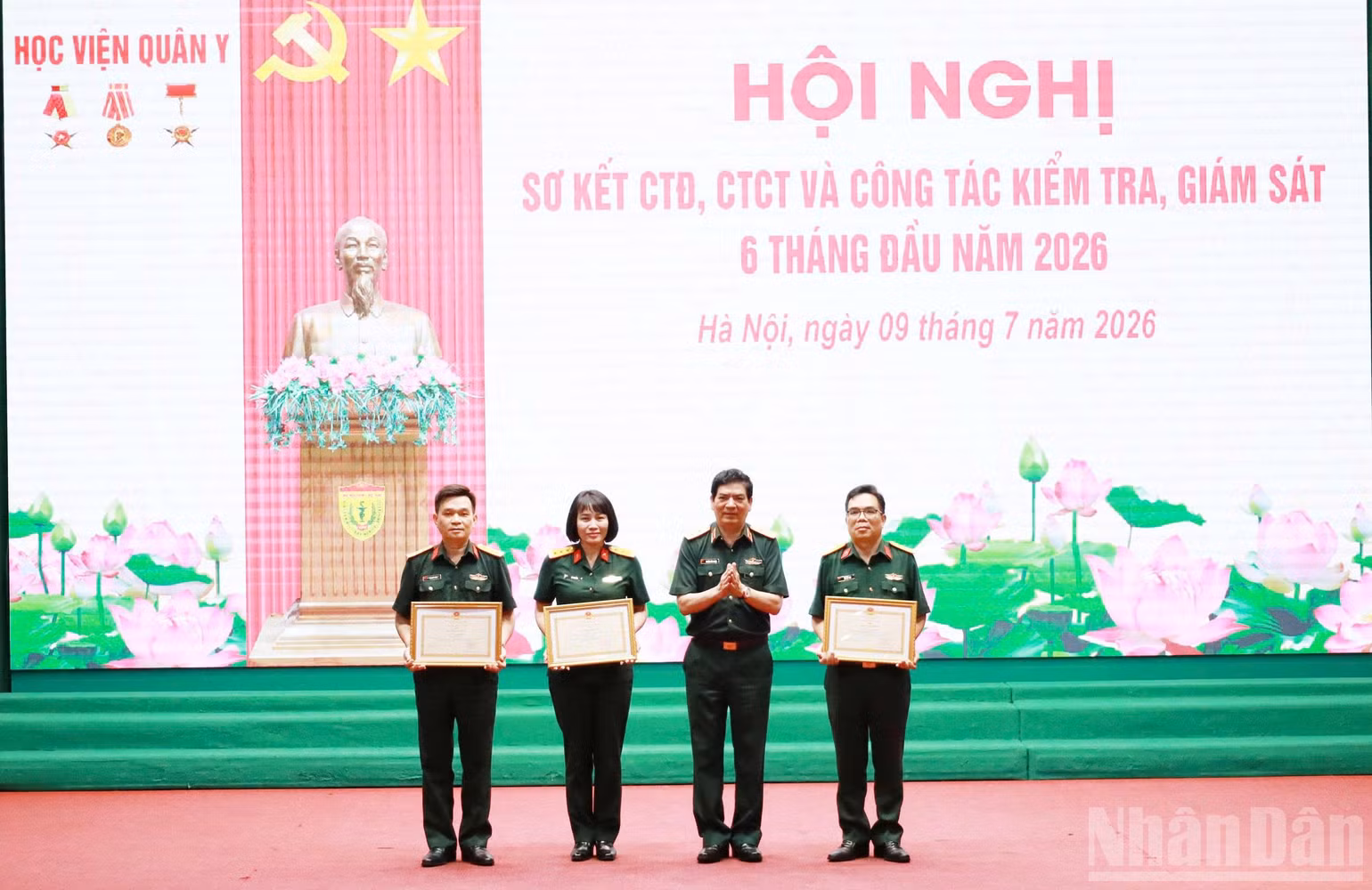 ndo_br_chieu-97-qy-trao-thuong.jpg