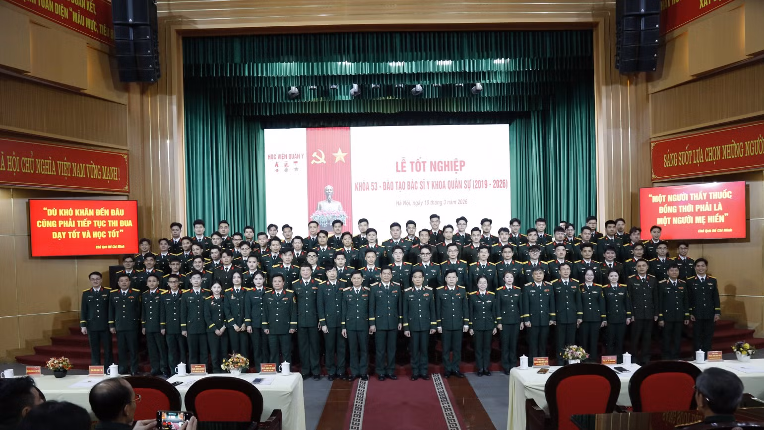 quan-y-5-dai-bieu-chup-anh-voi-hoc-vien-4178.jpg