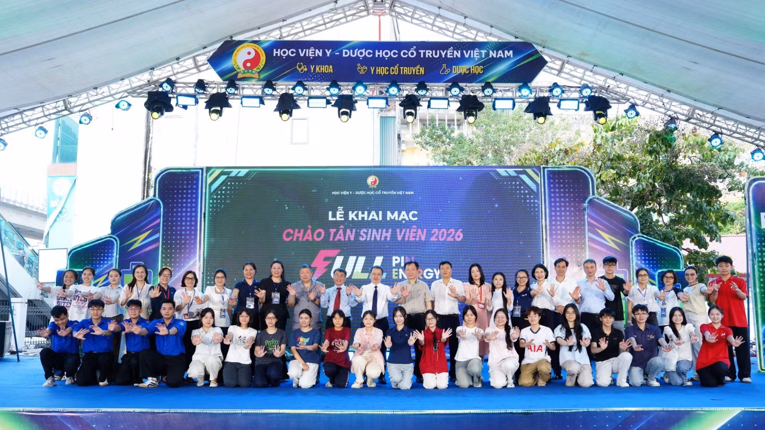 hoc-vien-y-duoc-chup-anh-chung-945.jpg