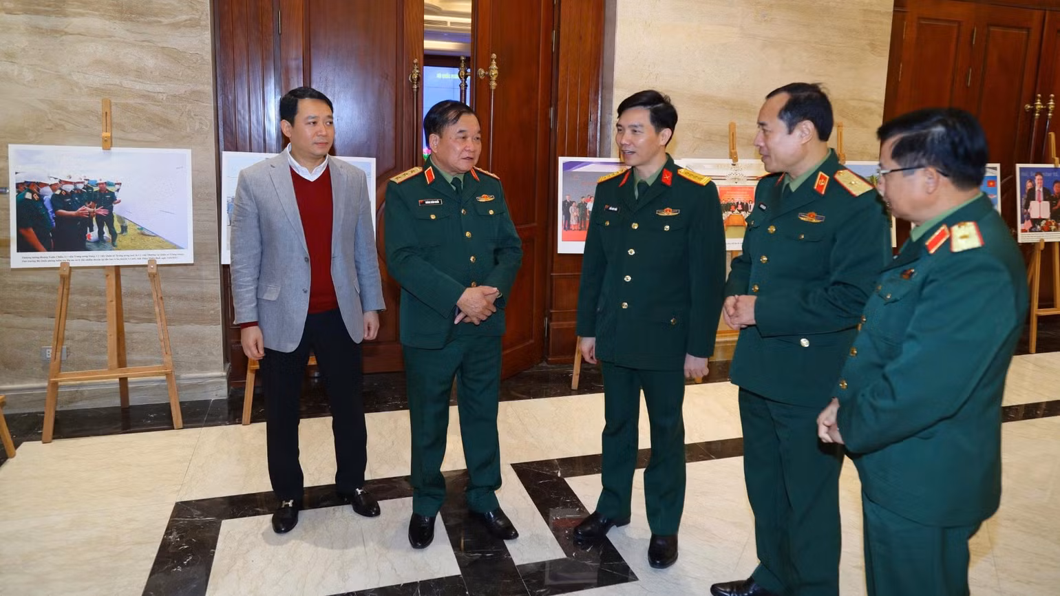 trao-doi-ben-le-bom-min-2512-6609.jpg