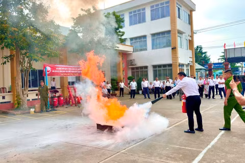 Cán bộ, Nhân dân phường Long Trường thực hành dập lửa trong tình huống xảy ra cháy, nổ.