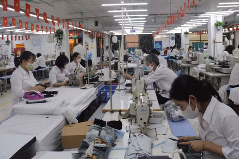 Sản xuất hàng may mặc xuất khẩu tại Tổng công ty May 10.