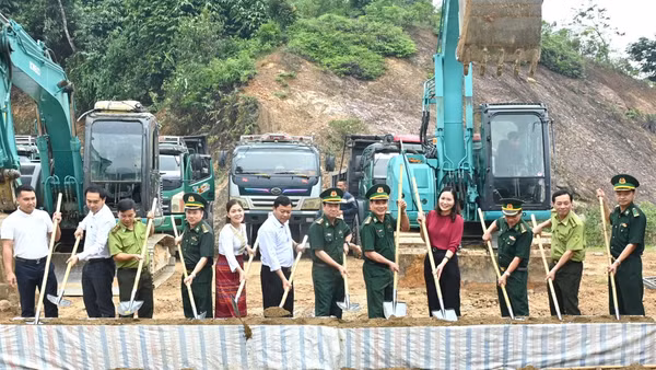 Các đại biểu thực hiện nghi thức khởi công công trình. (Ảnh: NT)