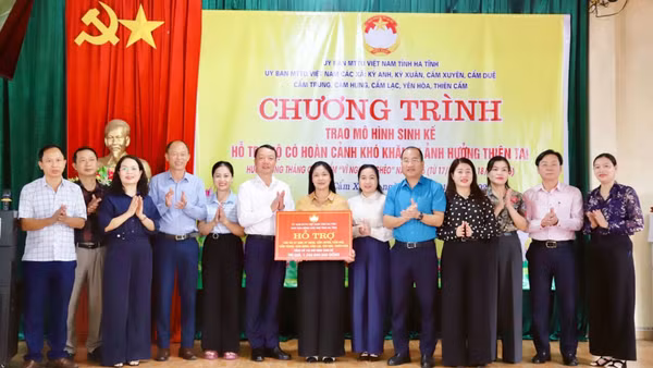 Chủ tịch Ủy ban nhân dân tỉnh Hà Tĩnh Phan Thiên Định cùng đại diện lãnh đạo Ủy ban Mặt trận Tổ quốc Hà Tĩnh, xã Cẩm Xuyên trao biểu trưng hỗ trợ mô hình sinh kế cho người dân trên địa bàn. (Ảnh: NT)